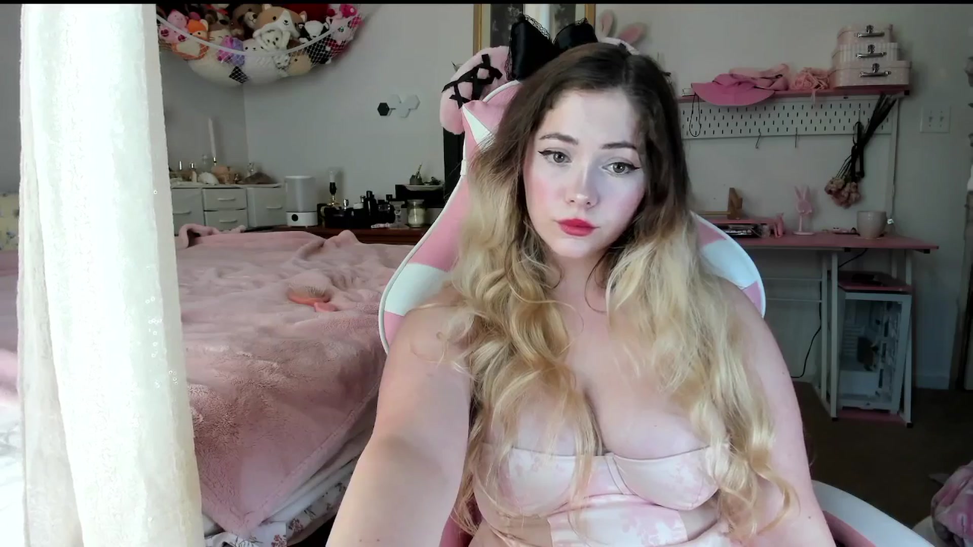 Gallery image thumbnail from lolypopbubble's myfreecams stream on, 07/21/2025, 20:37 image 19 of 20