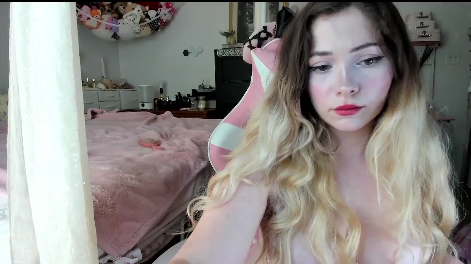 Gallery image thumbnail from lolypopbubble's myfreecams stream on, 07/21/2025, 20:37 image 17 of 20