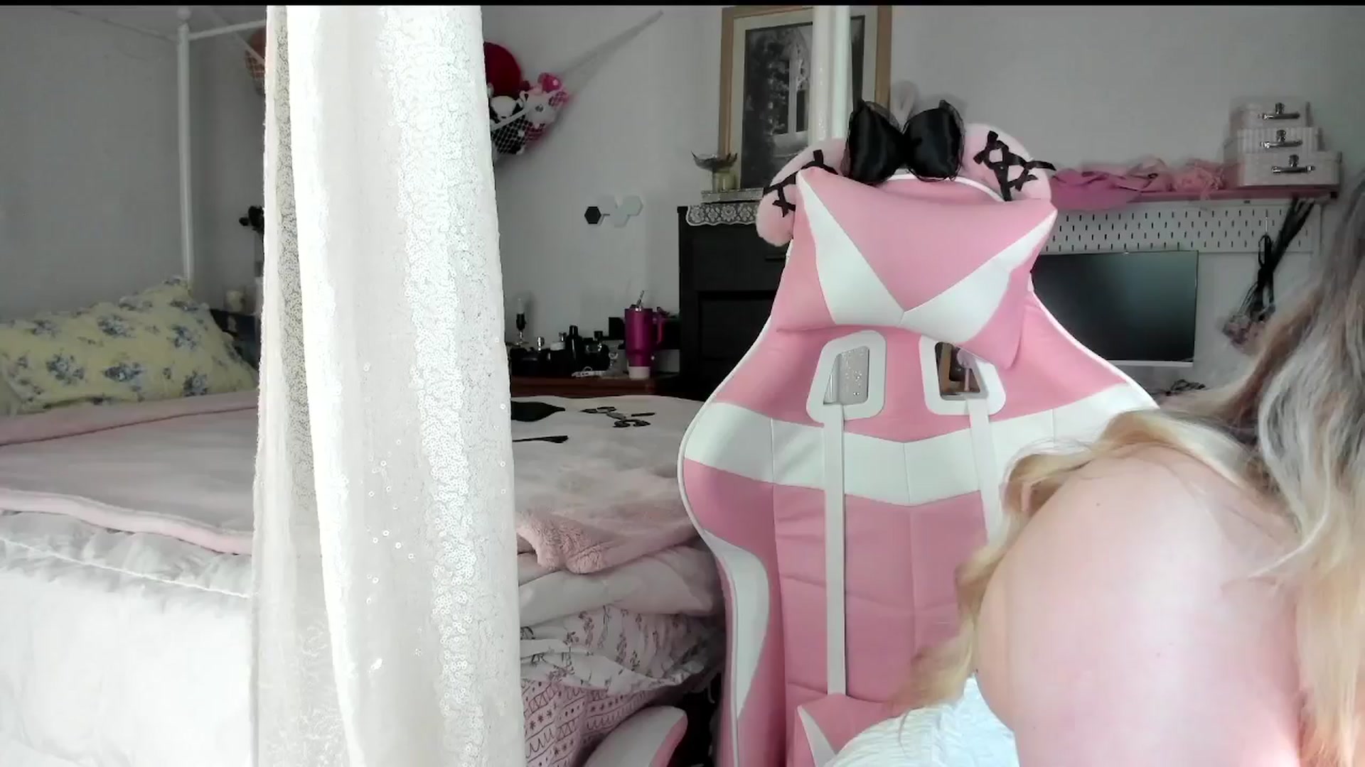Gallery image thumbnail from lolypopbubble's myfreecams stream on, 07/22/2025, 19:12 image 3 of 20