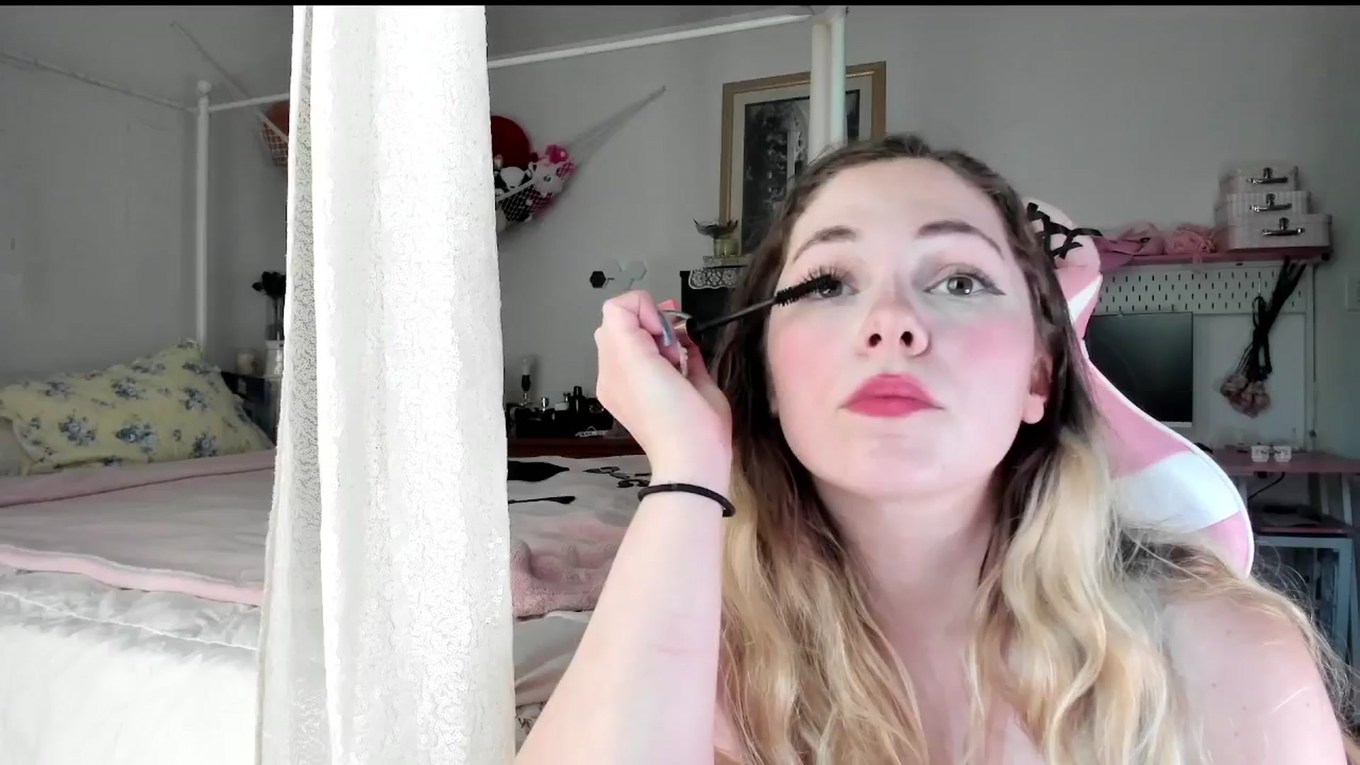 Gallery image thumbnail from lolypopbubble's myfreecams stream on, 07/22/2025, 19:12 image 12 of 20