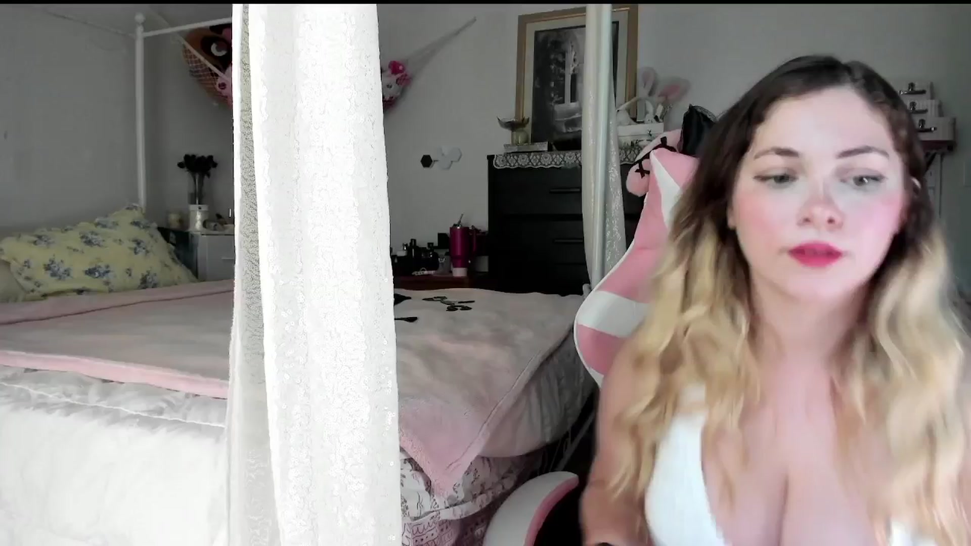Gallery image thumbnail from lolypopbubble's myfreecams stream on, 07/22/2025, 19:12 image 18 of 20
