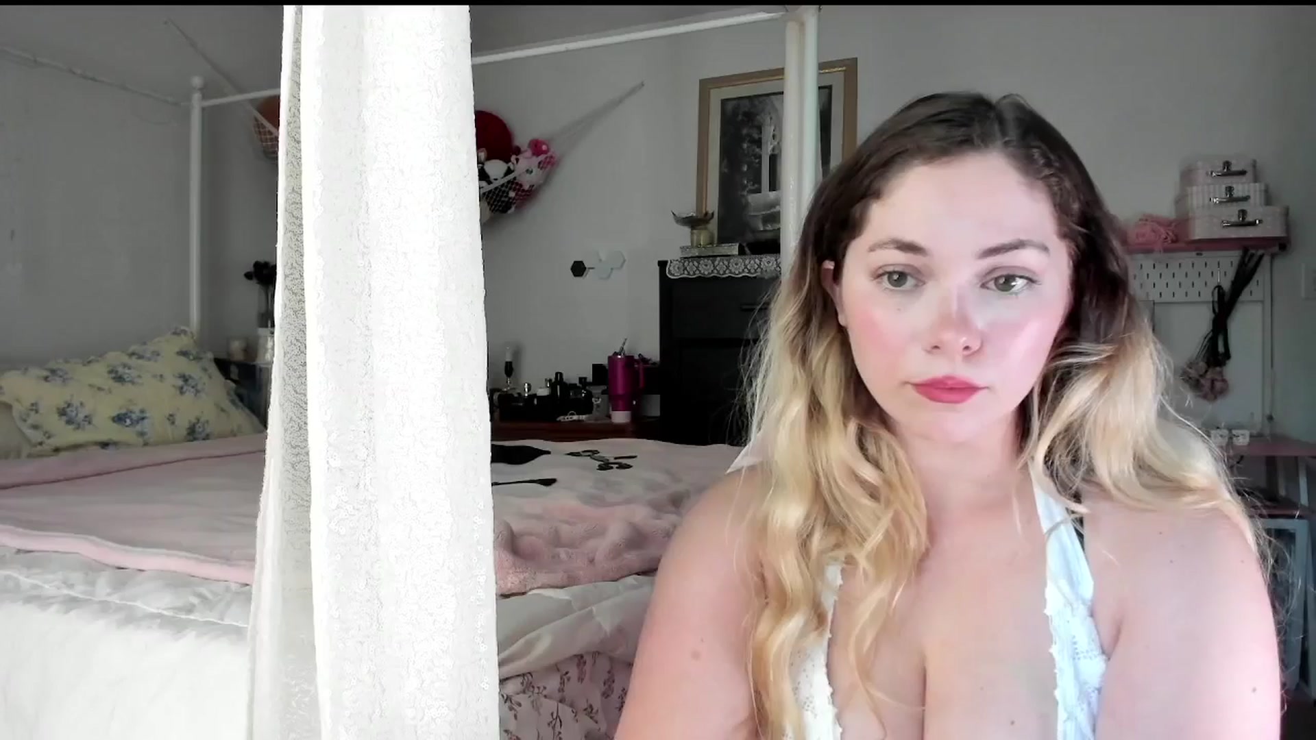Gallery image thumbnail from lolypopbubble's myfreecams stream on, 07/22/2025, 19:12 image 10 of 20