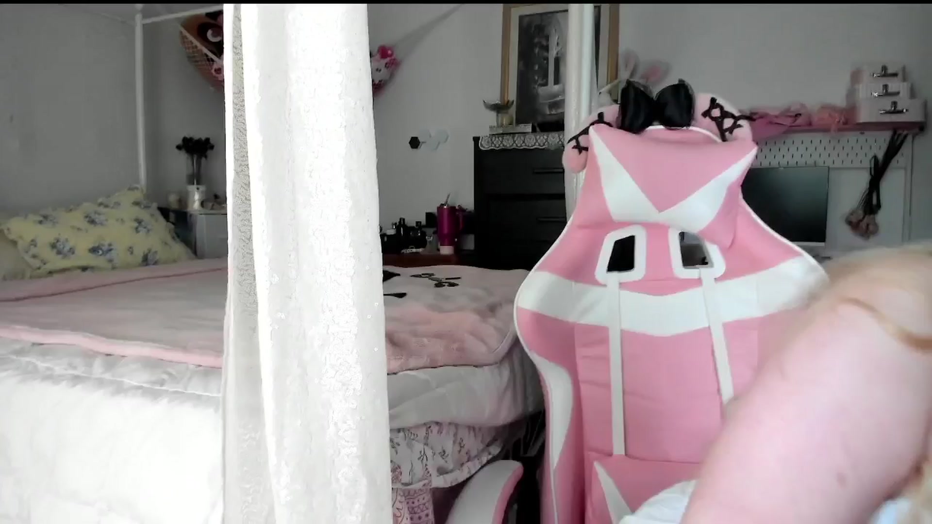 Gallery image thumbnail from lolypopbubble's myfreecams stream on, 07/22/2025, 19:12 image 16 of 20