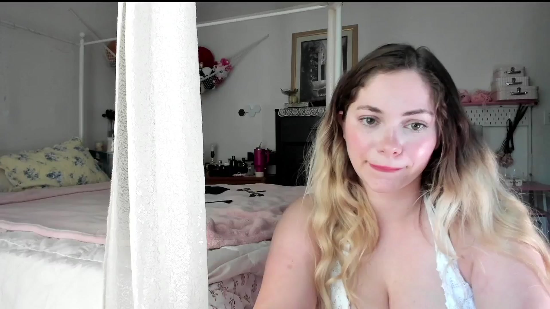 Gallery image thumbnail from lolypopbubble's myfreecams stream on, 07/22/2025, 19:12 image 11 of 20