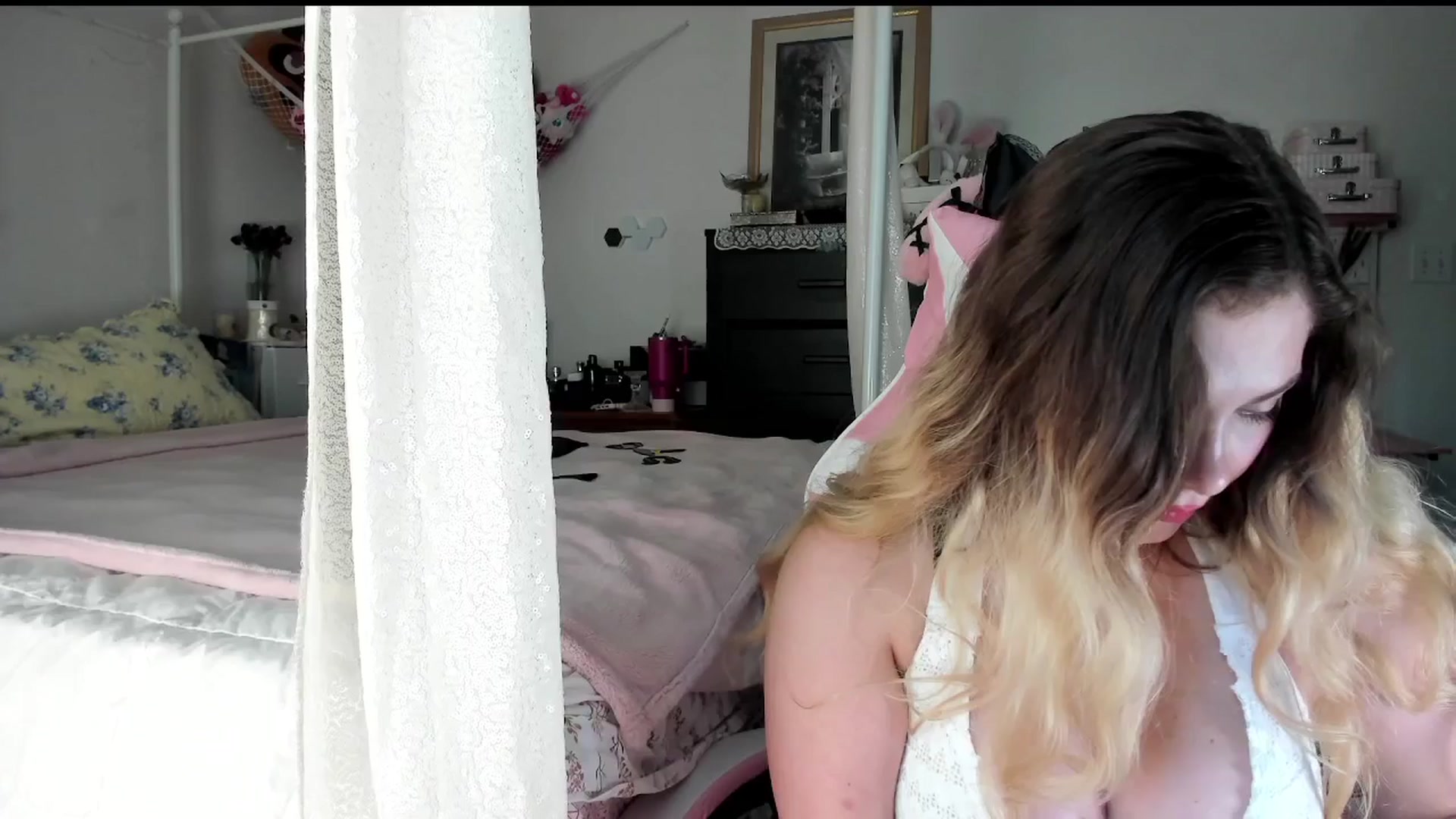 Gallery image thumbnail from lolypopbubble's myfreecams stream on, 07/22/2025, 19:39 image 11 of 20