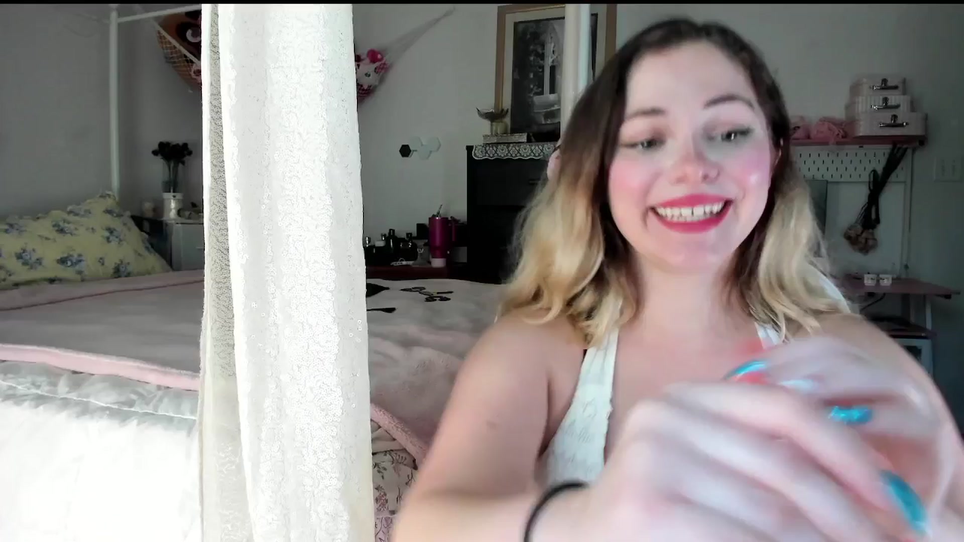 Gallery image thumbnail from lolypopbubble's myfreecams stream on, 07/22/2025, 19:39 image 4 of 20