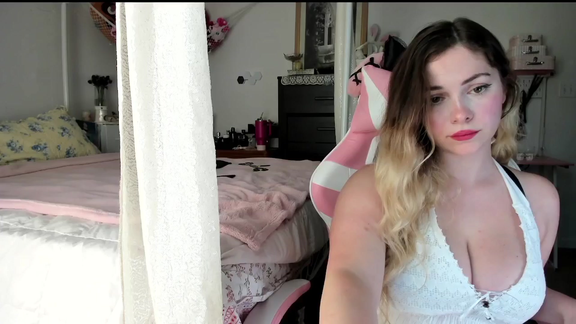 Gallery image thumbnail from lolypopbubble's myfreecams stream on, 07/22/2025, 20:19 image 14 of 20