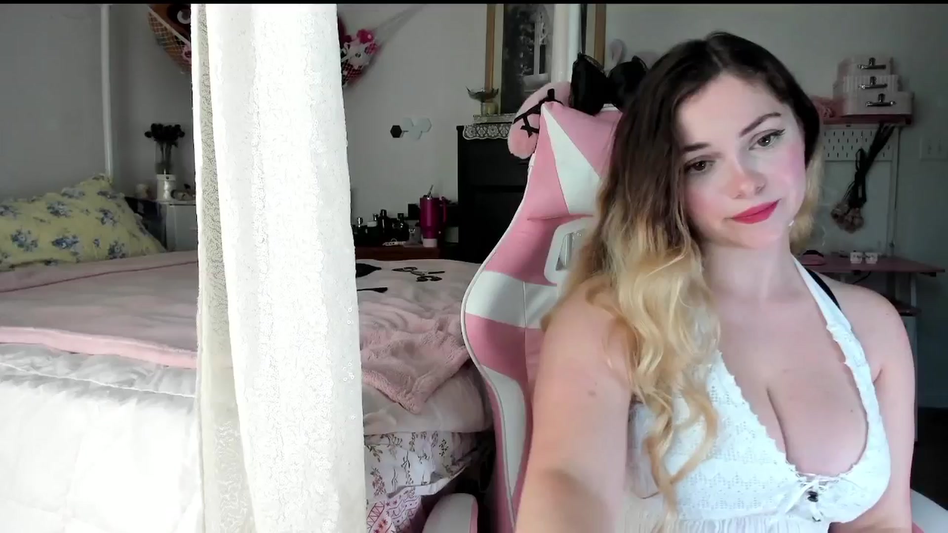 Gallery image thumbnail from lolypopbubble's myfreecams stream on, 07/22/2025, 20:19 image 13 of 20