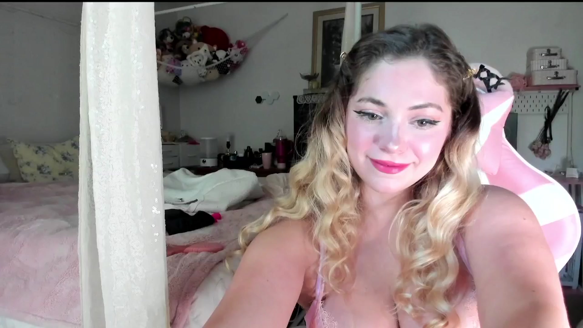 Gallery image thumbnail from lolypopbubble's myfreecams stream on, 07/30/2025, 18:38 image 13 of 20