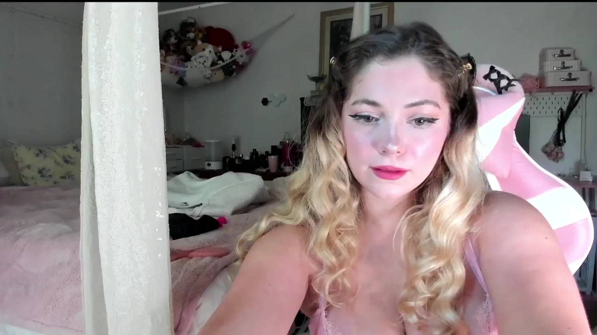 Gallery image thumbnail from lolypopbubble's myfreecams stream on, 07/30/2025, 18:38 image 14 of 20