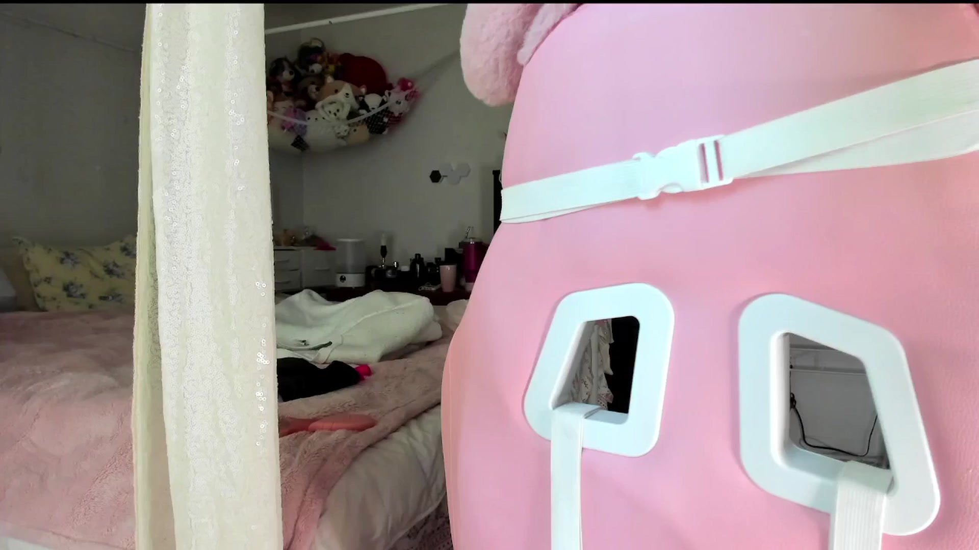 Gallery image thumbnail from lolypopbubble's myfreecams stream on, 07/30/2025, 18:38 image 15 of 20