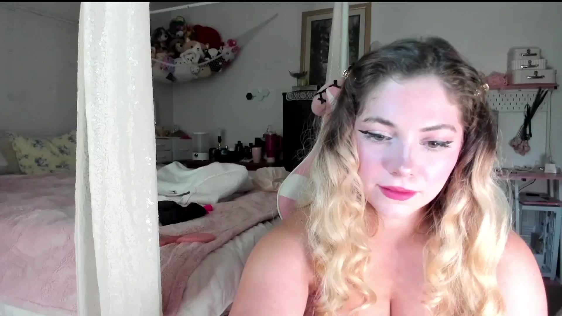 Gallery image thumbnail from lolypopbubble's myfreecams stream on, 07/30/2025, 18:38 image 19 of 20