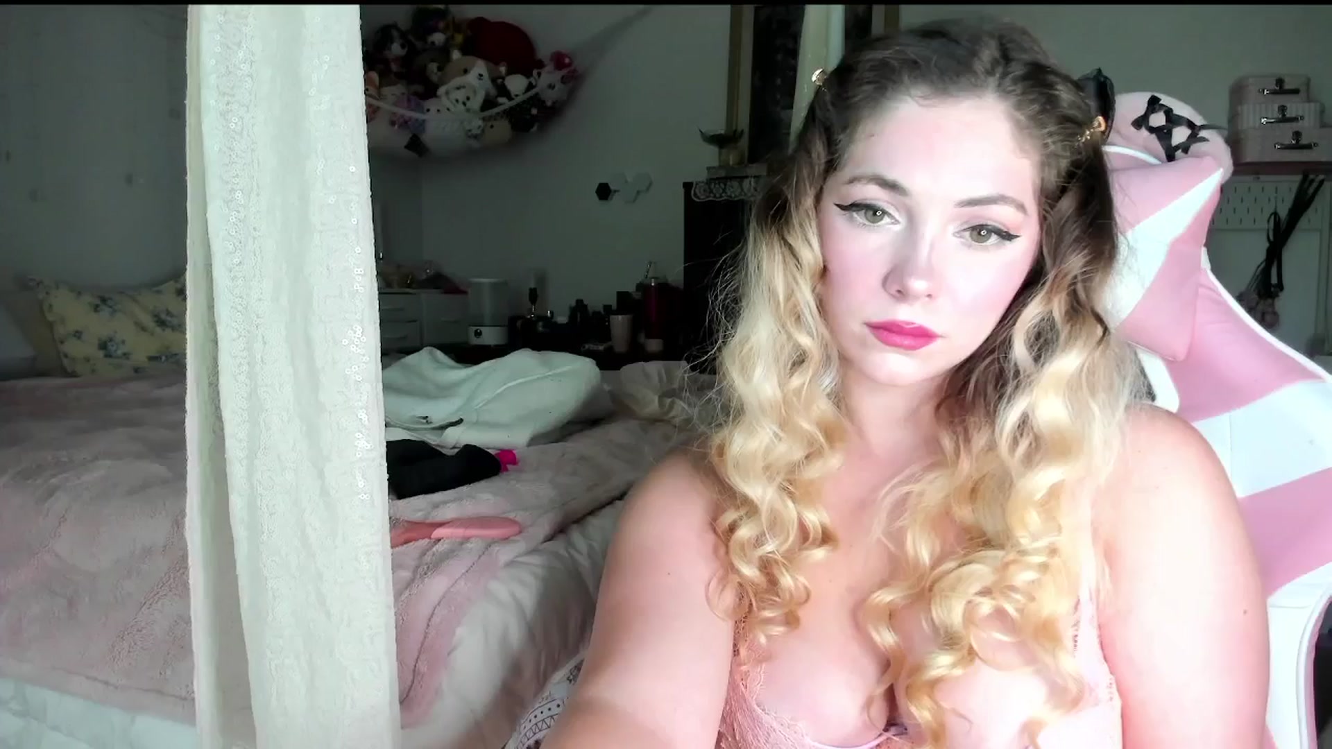 Gallery image thumbnail from lolypopbubble's myfreecams stream on, 07/30/2025, 18:38 image 3 of 20