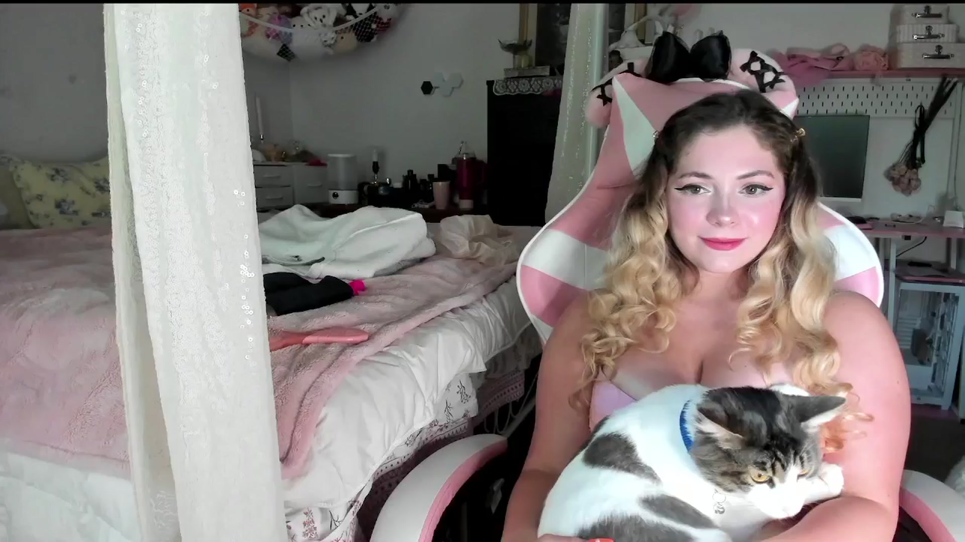 Gallery image thumbnail from lolypopbubble's myfreecams stream on, 07/30/2025, 18:38 image 17 of 20