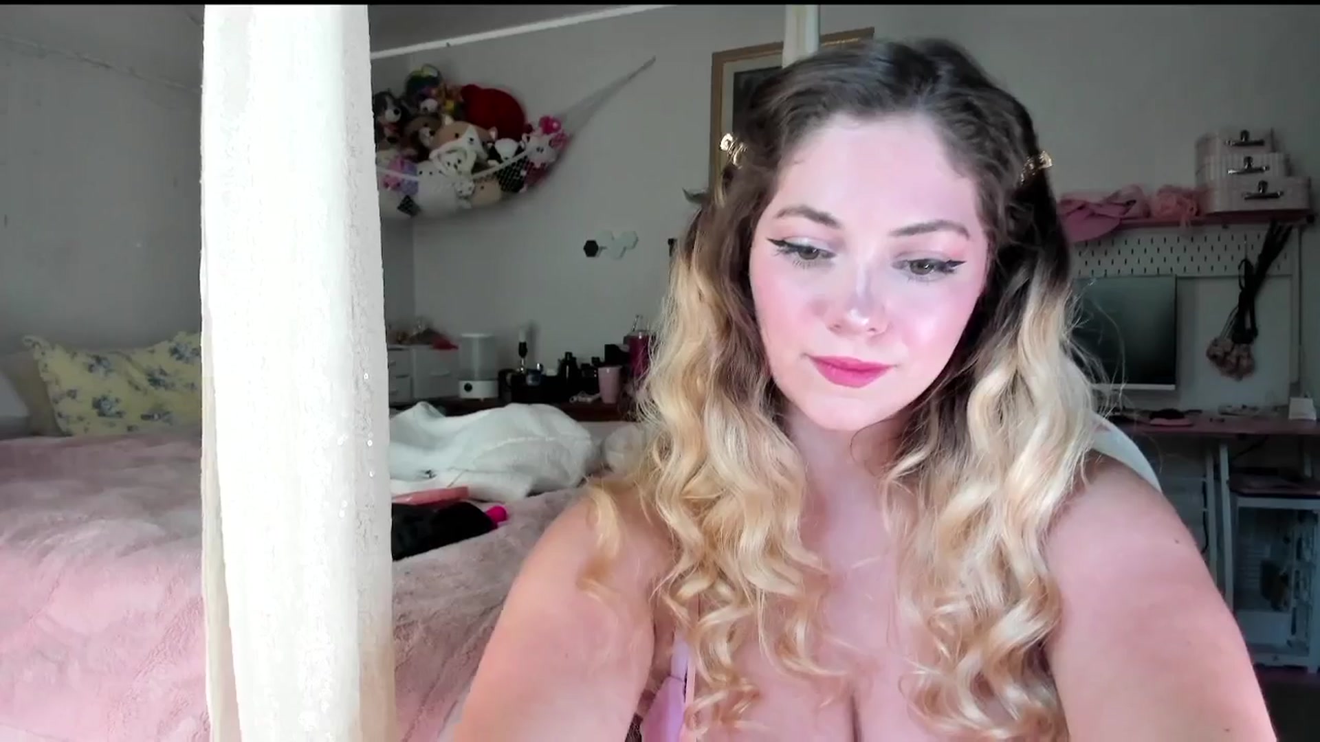 Gallery image thumbnail from lolypopbubble's myfreecams stream on, 07/30/2025, 20:19 image 9 of 20