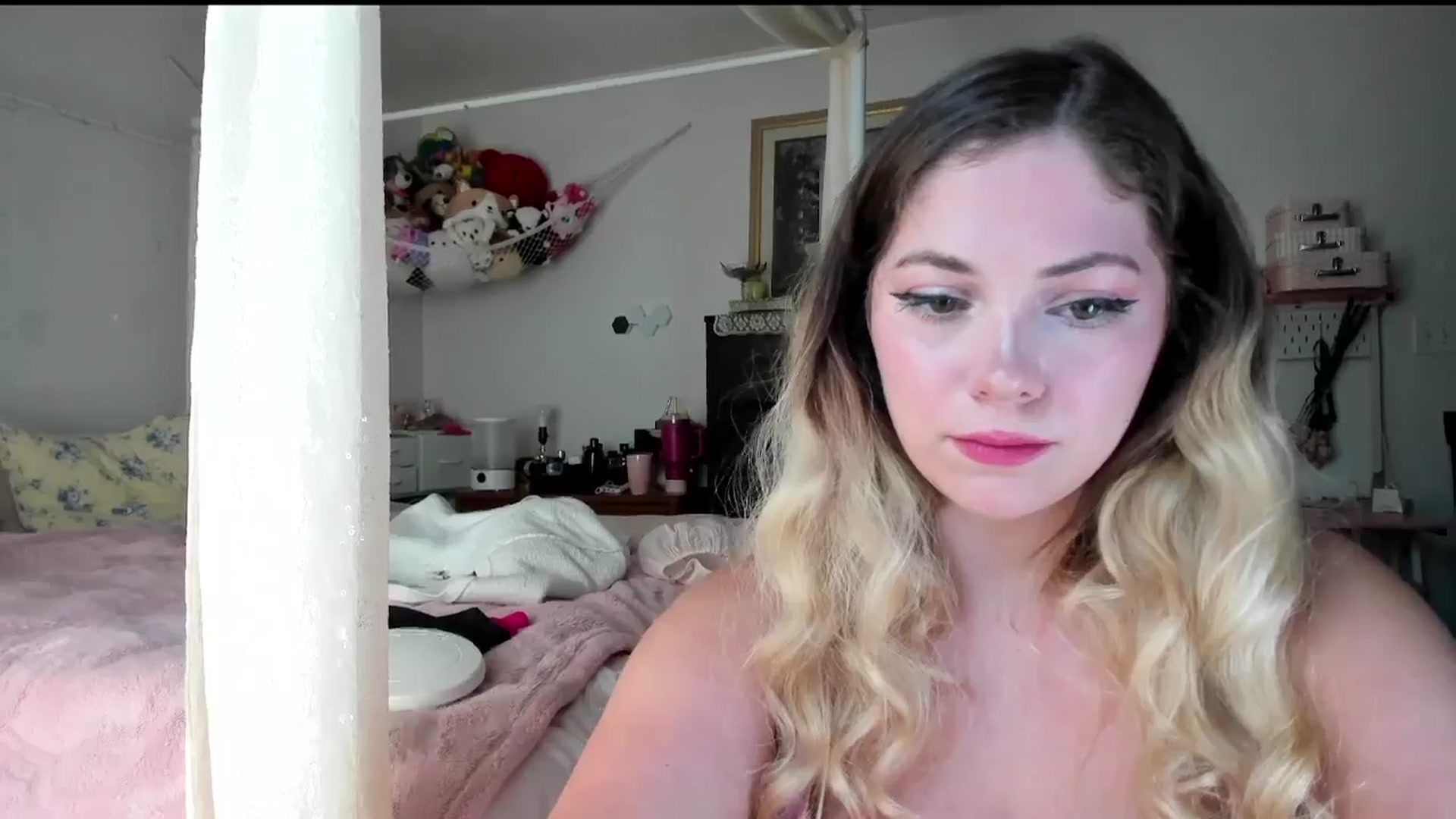 Gallery image thumbnail from lolypopbubble's myfreecams stream on, 07/30/2025, 20:19 image 18 of 20
