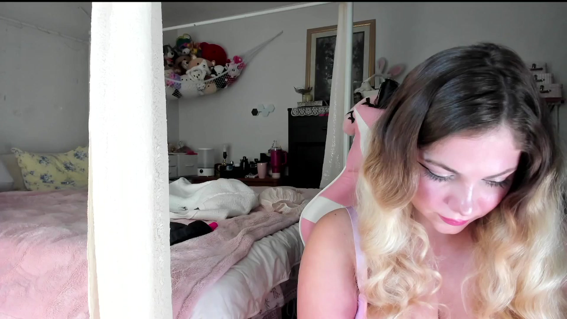 Gallery image thumbnail from lolypopbubble's myfreecams stream on, 07/30/2025, 20:19 image 10 of 20