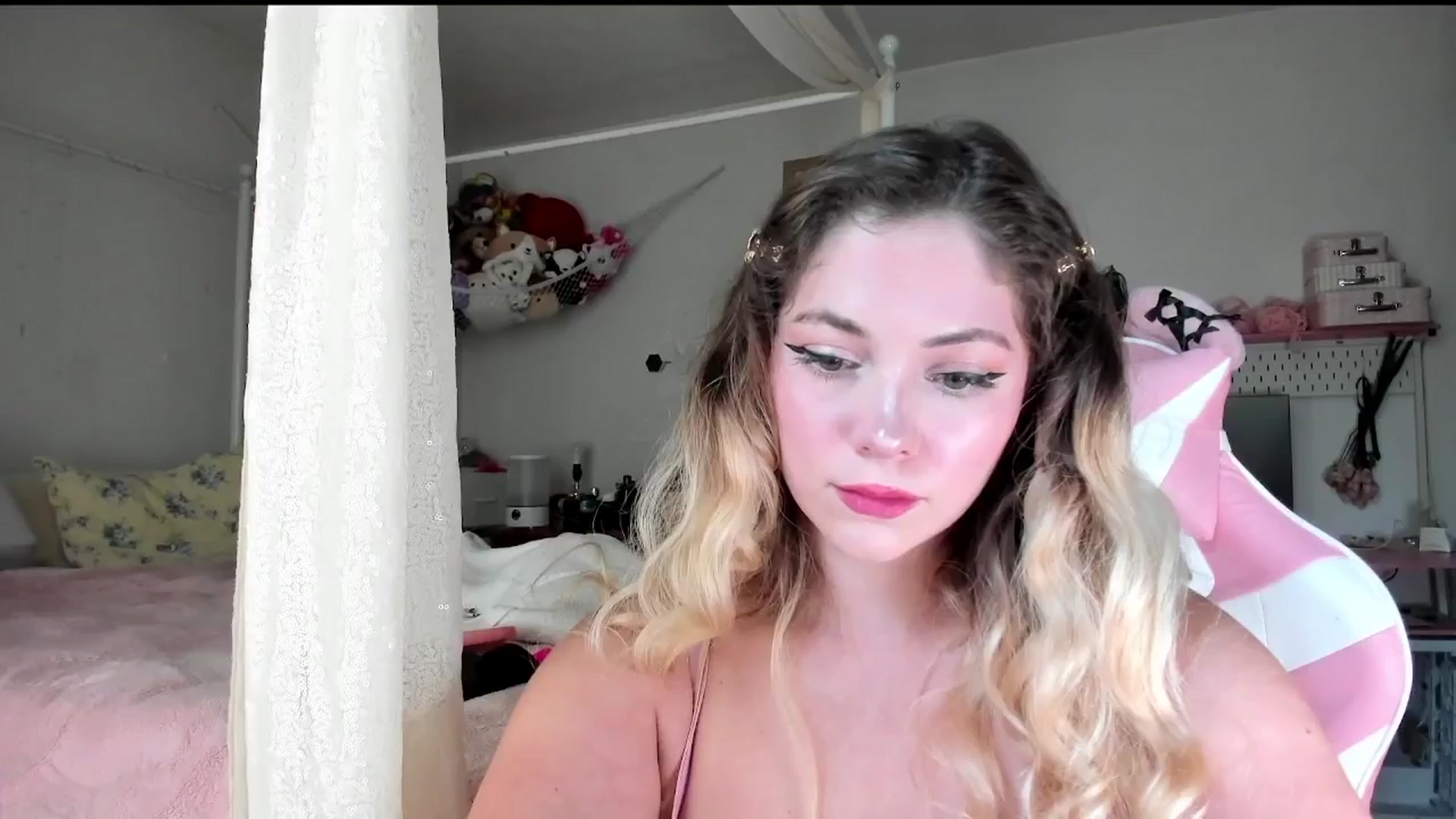 Gallery image thumbnail from lolypopbubble's myfreecams stream on, 07/30/2025, 20:19 image 5 of 20