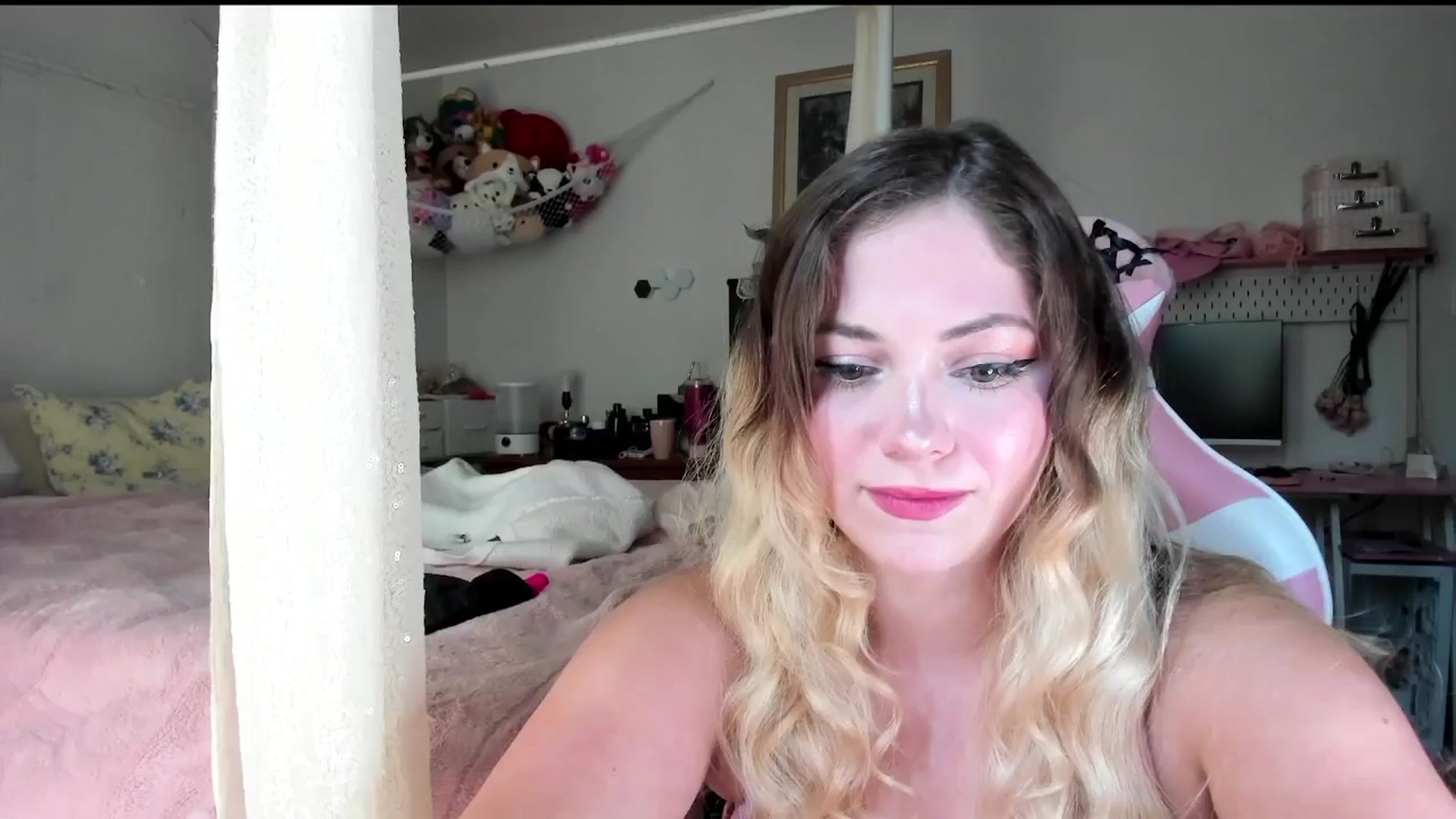Gallery image thumbnail from lolypopbubble's myfreecams stream on, 07/30/2025, 20:19 image 11 of 20