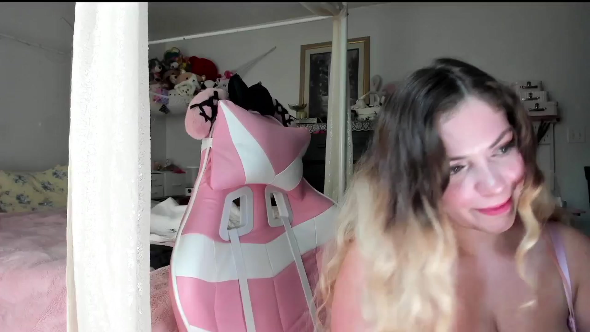 Gallery image thumbnail from lolypopbubble's myfreecams stream on, 07/30/2025, 20:19 image 17 of 20