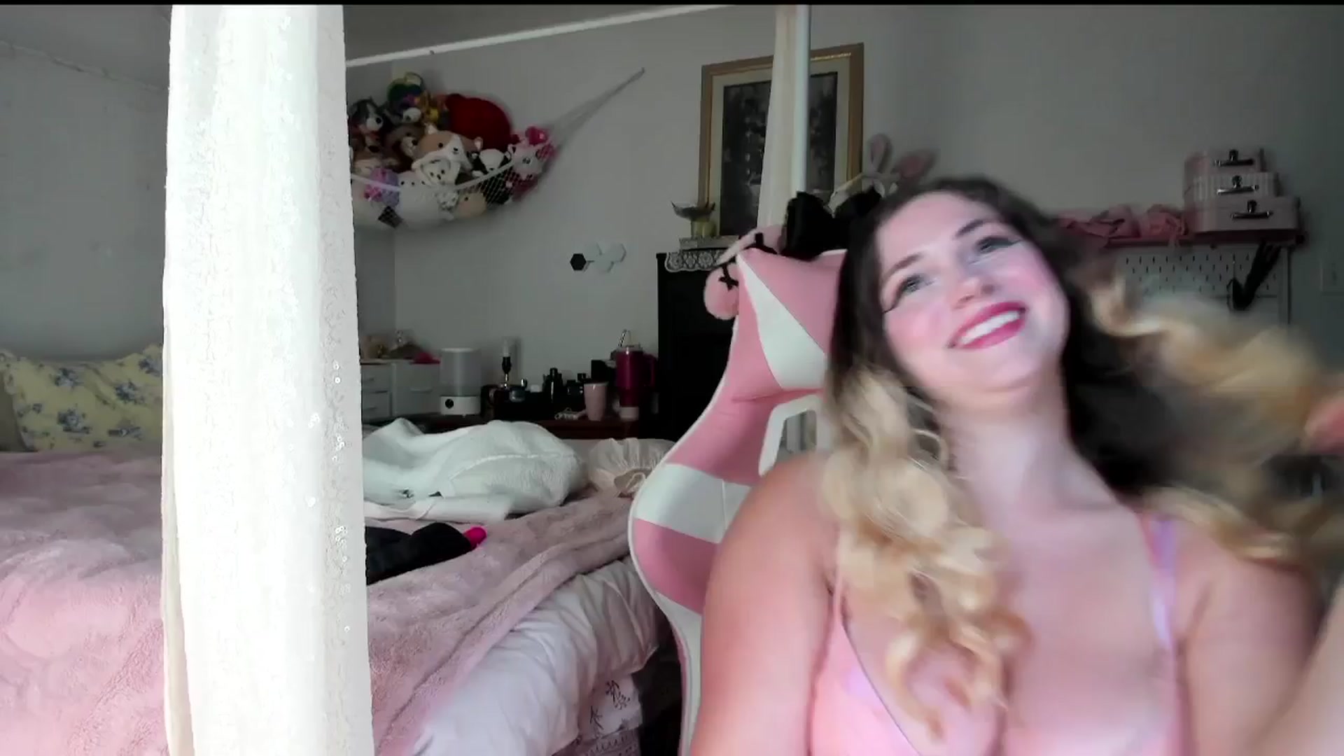 Gallery image thumbnail from lolypopbubble's myfreecams stream on, 07/30/2025, 20:19 image 12 of 20