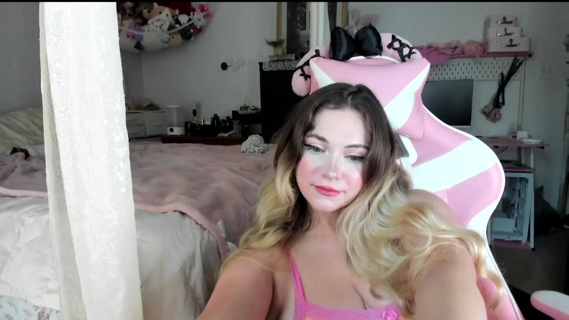 Gallery image thumbnail from lolypopbubble's myfreecams stream on, 07/31/2025, 20:11 image 6 of 20