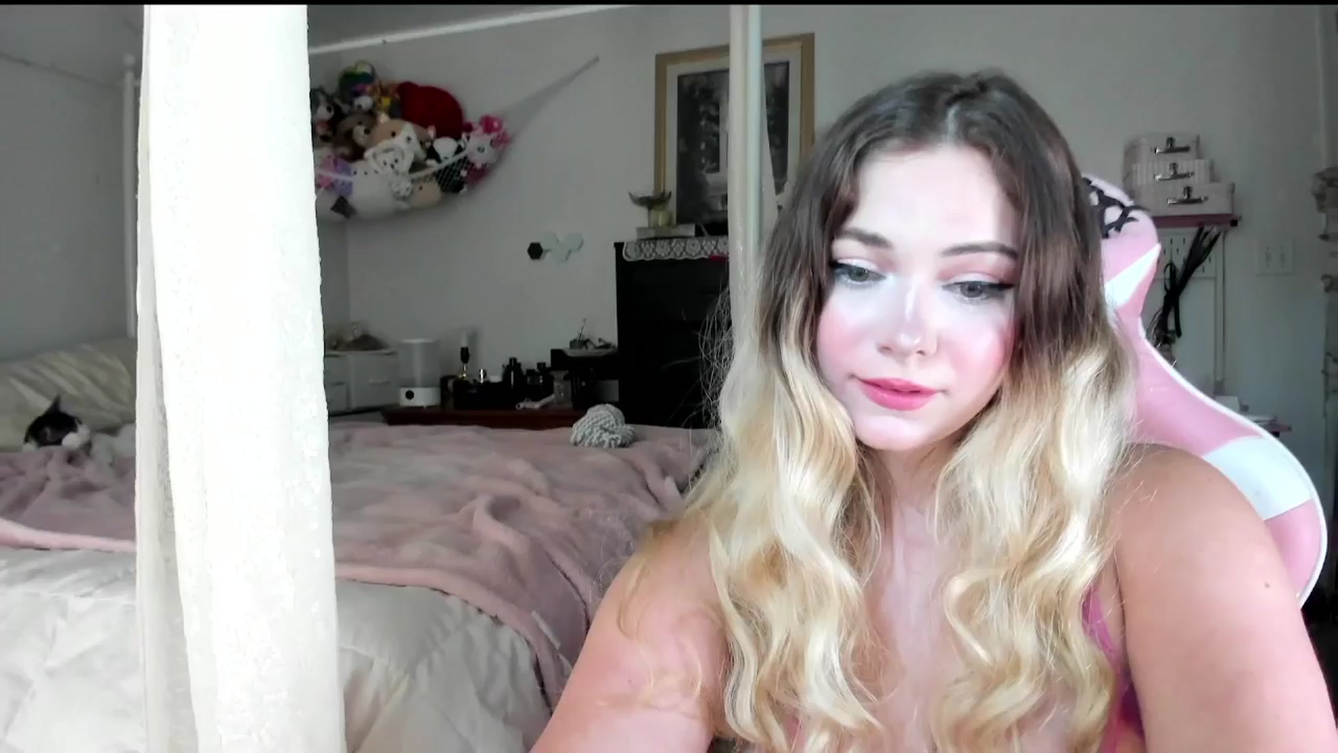 Gallery image thumbnail from lolypopbubble's myfreecams stream on, 07/31/2025, 20:11 image 11 of 20