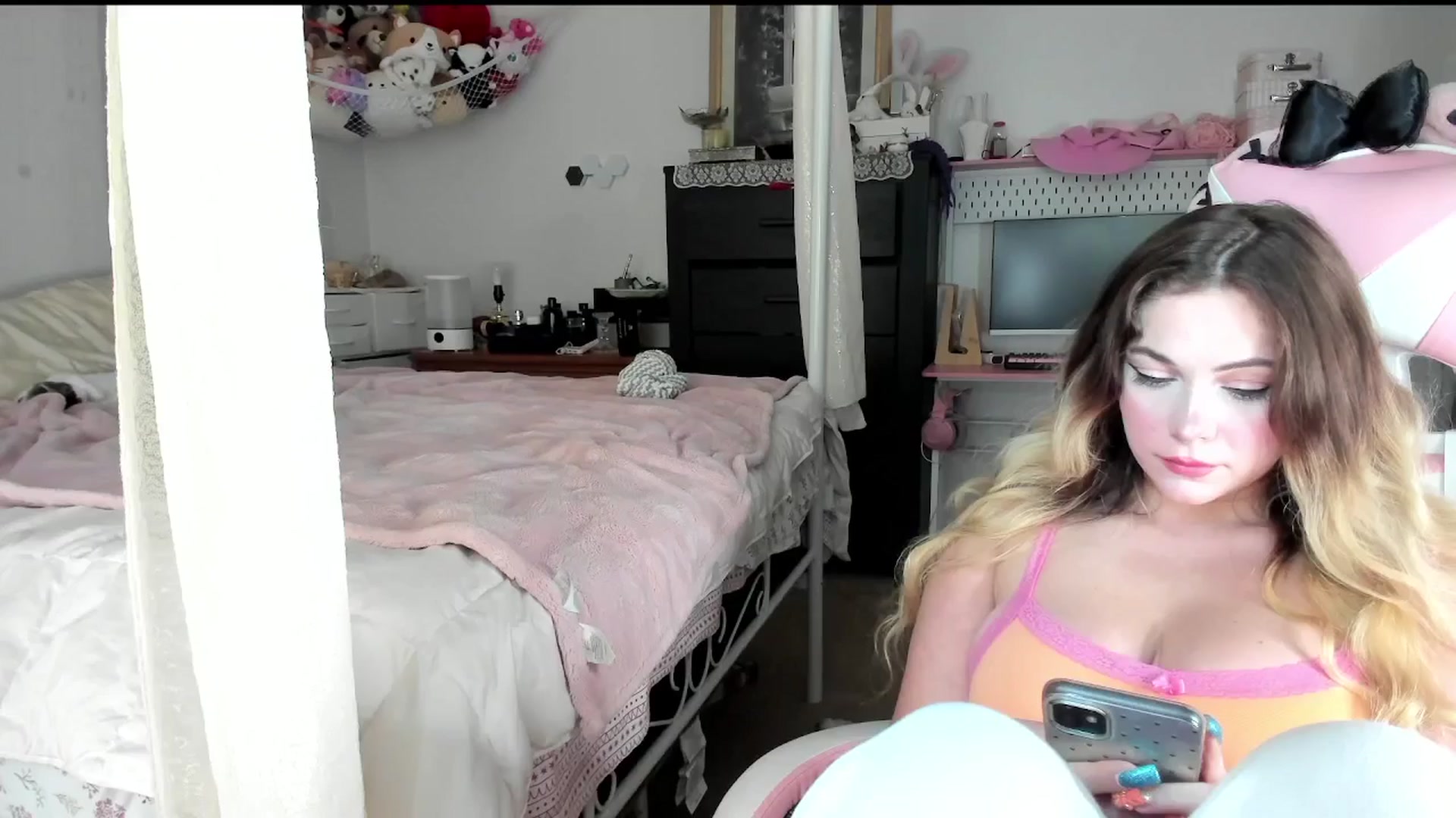 Gallery image thumbnail from lolypopbubble's myfreecams stream on, 07/31/2025, 20:11 image 5 of 20