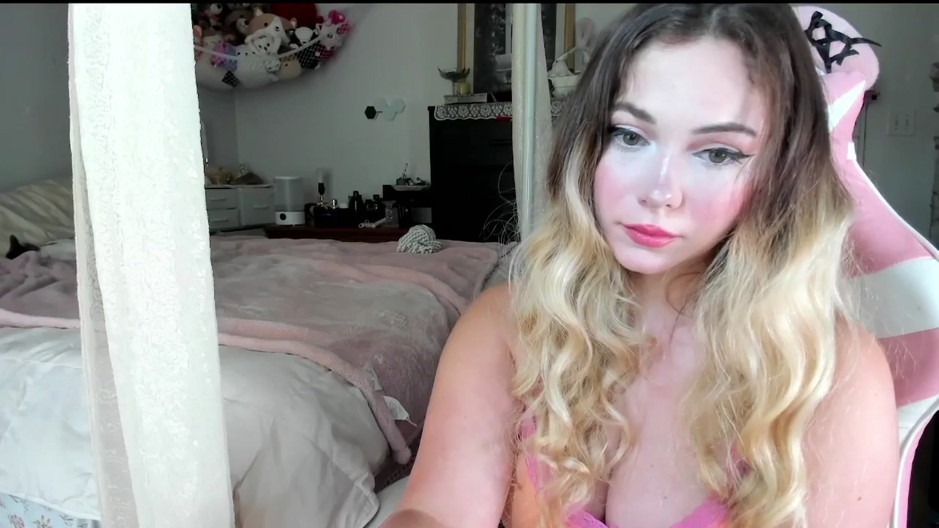 Gallery image thumbnail from lolypopbubble's myfreecams stream on, 07/31/2025, 20:11 image 2 of 20
