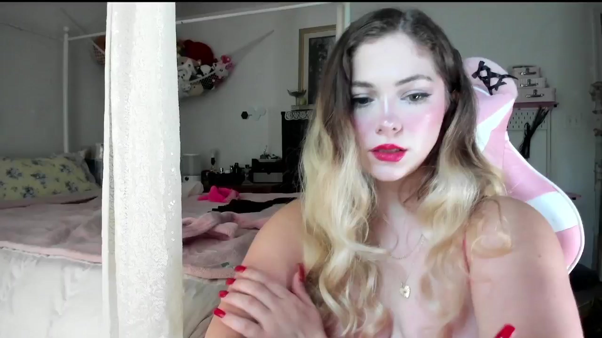 Gallery image thumbnail from lolypopbubble's myfreecams stream on, 08/05/2025, 20:15 image 2 of 20
