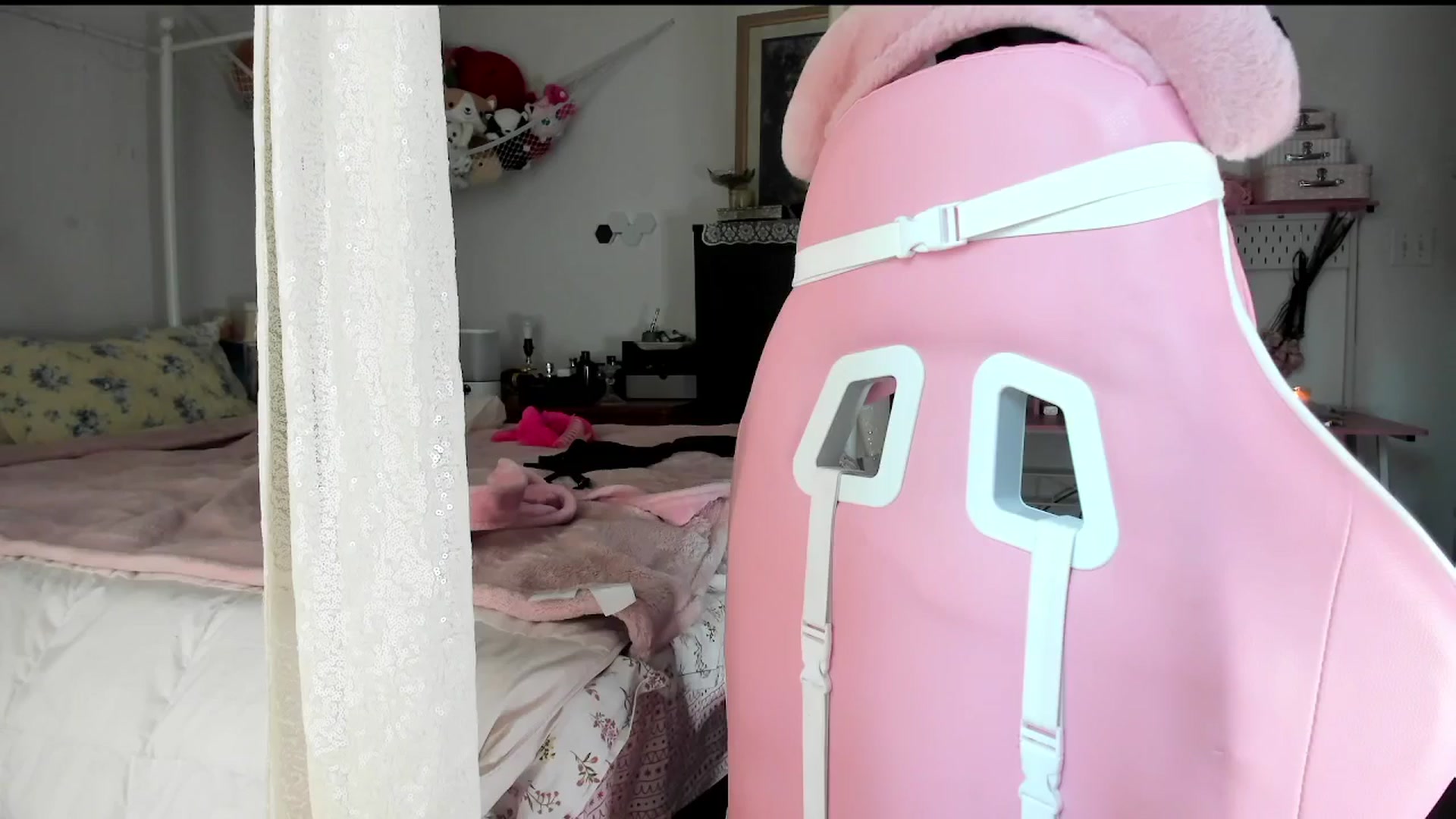 Gallery image thumbnail from lolypopbubble's myfreecams stream on, 08/05/2025, 20:15 image 16 of 20