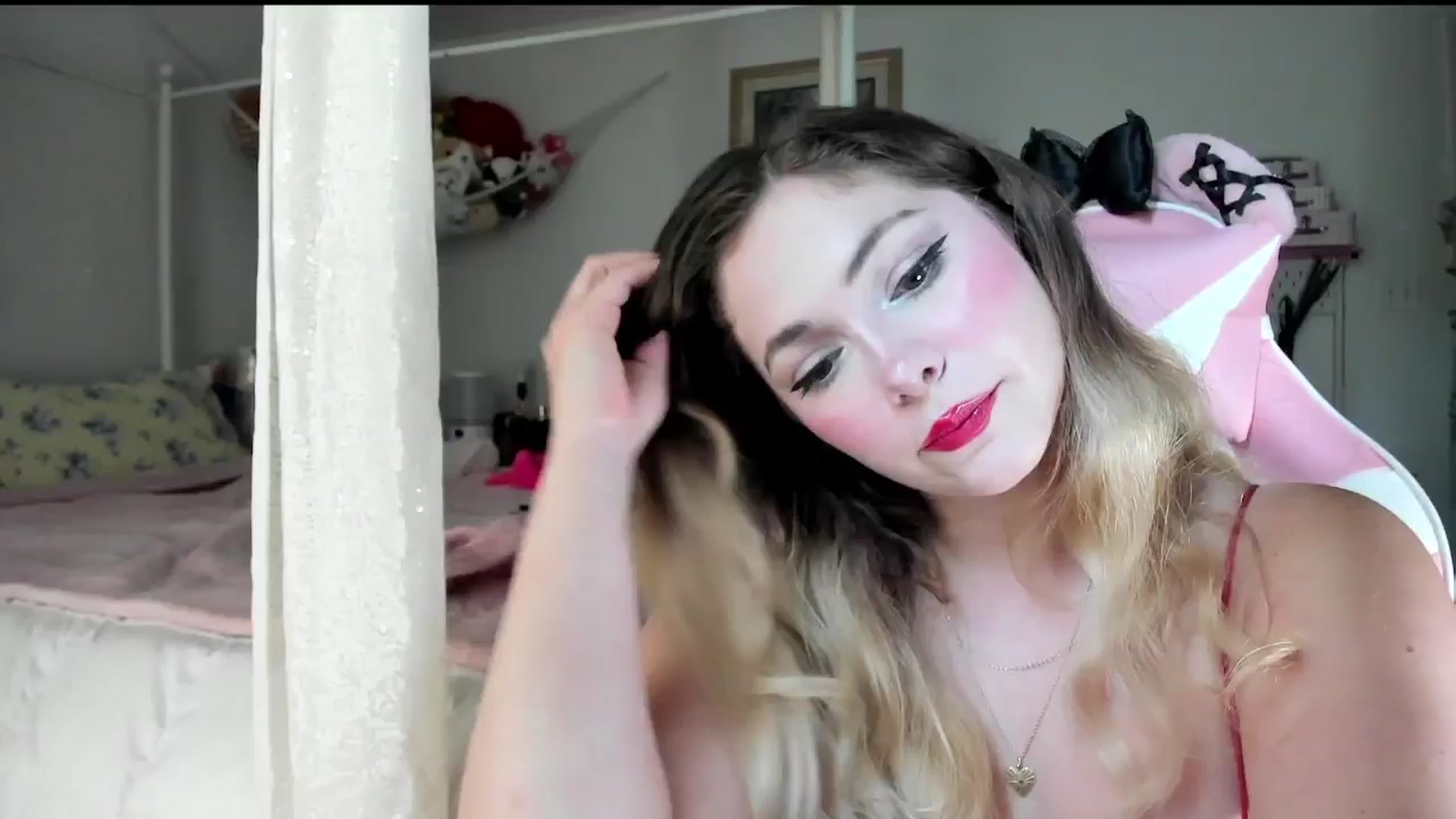 Gallery image thumbnail from lolypopbubble's myfreecams stream on, 08/05/2025, 20:15 image 4 of 20