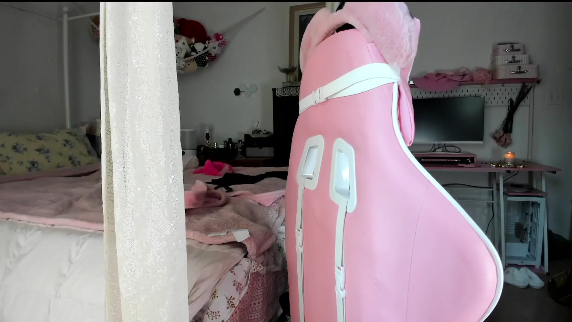 Gallery image thumbnail from lolypopbubble's myfreecams stream on, 08/05/2025, 20:15 image 17 of 20