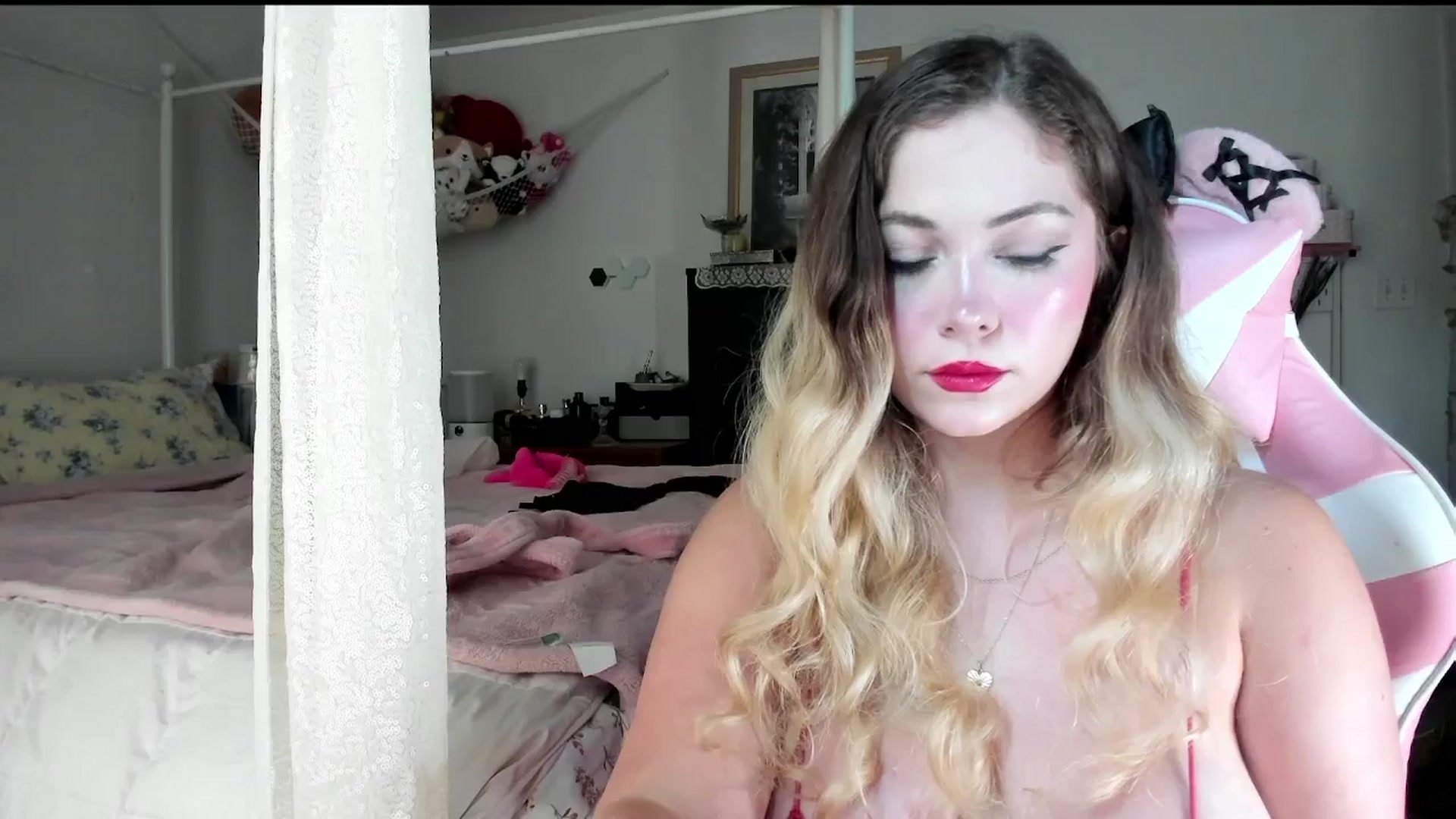 Gallery image thumbnail from lolypopbubble's myfreecams stream on, 08/05/2025, 20:15 image 6 of 20