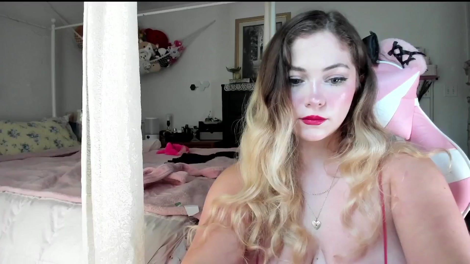 Gallery image thumbnail from lolypopbubble's myfreecams stream on, 08/05/2025, 20:15 image 3 of 20