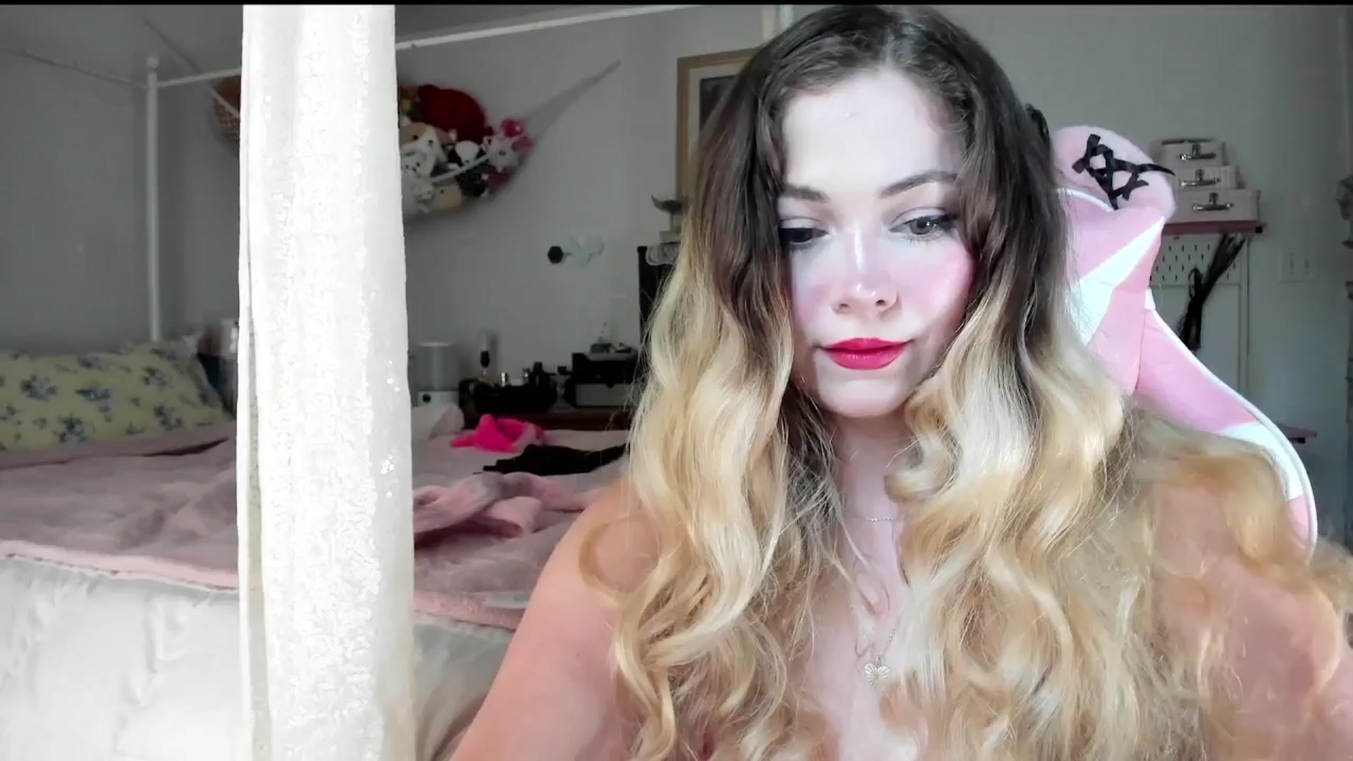 Gallery image thumbnail from lolypopbubble's myfreecams stream on, 08/05/2025, 20:15 image 10 of 20
