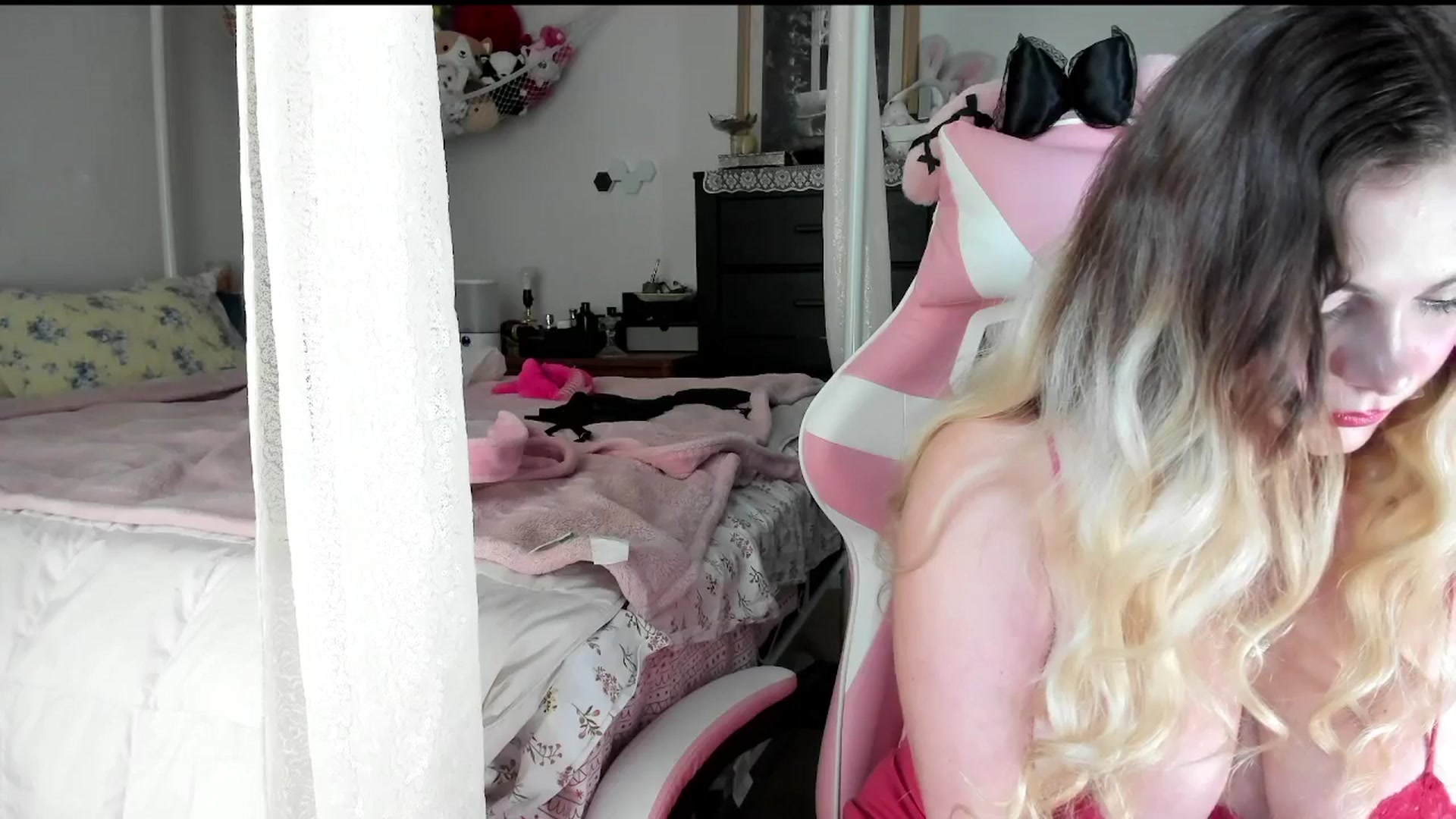 Gallery image thumbnail from lolypopbubble's myfreecams stream on, 08/05/2025, 20:15 image 19 of 20