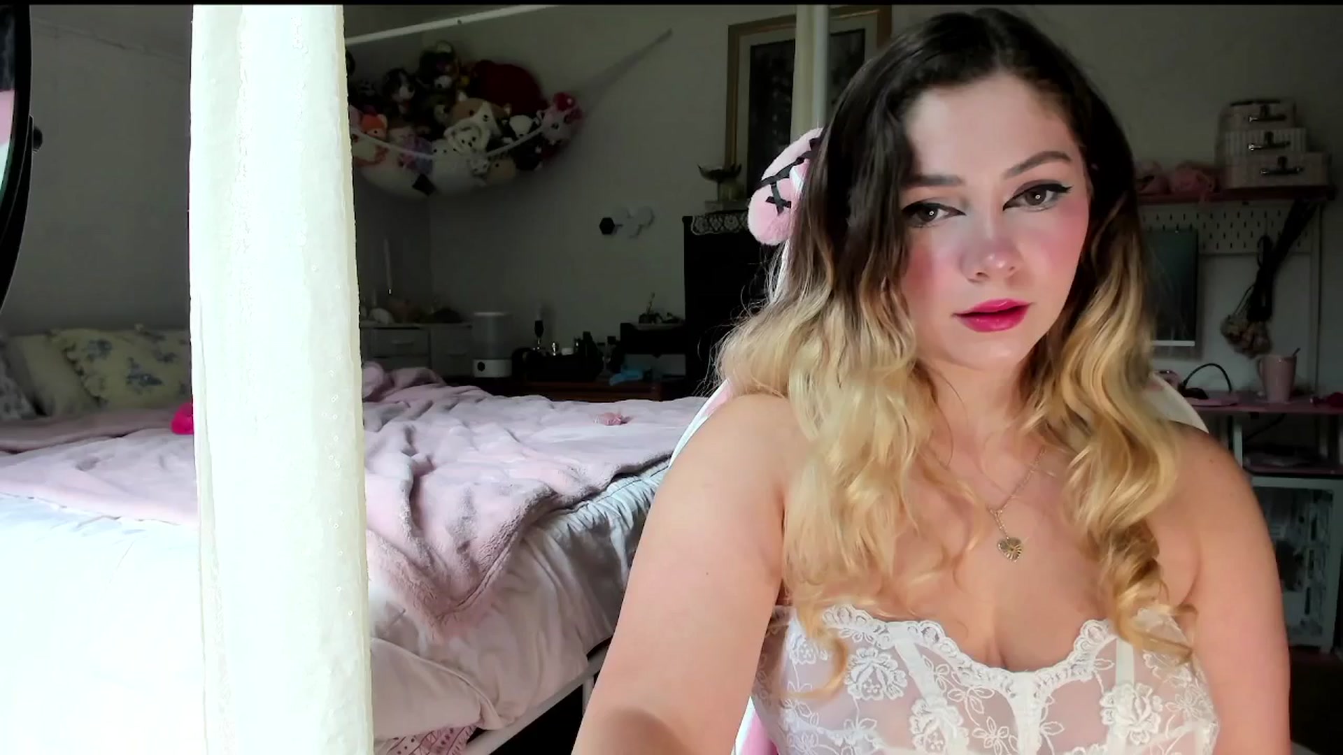 Gallery image thumbnail from lolypopbubble's myfreecams stream on, 08/06/2025, 19:00 image 4 of 20