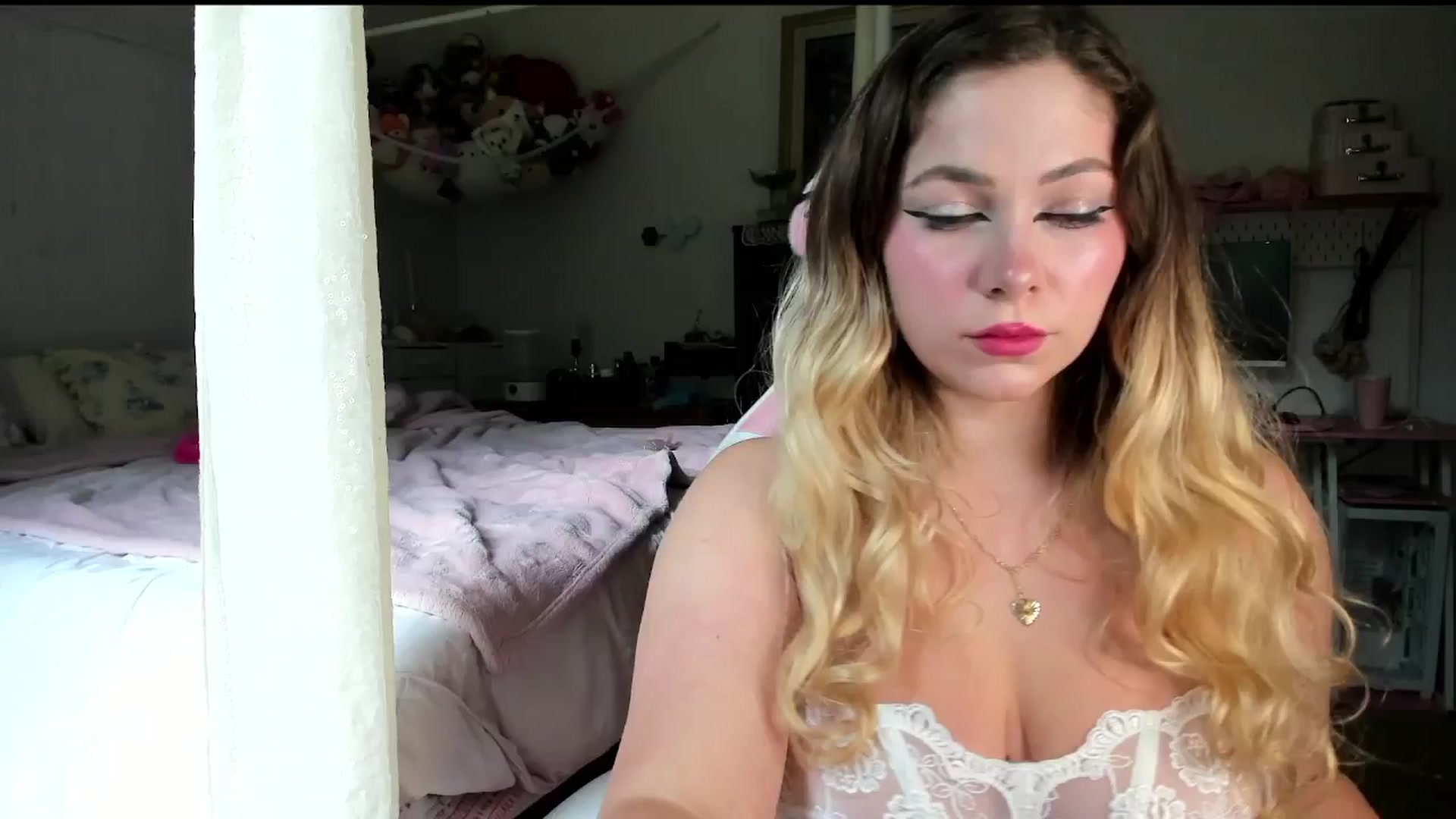 Gallery image thumbnail from lolypopbubble's myfreecams stream on, 08/06/2025, 19:00 image 12 of 20