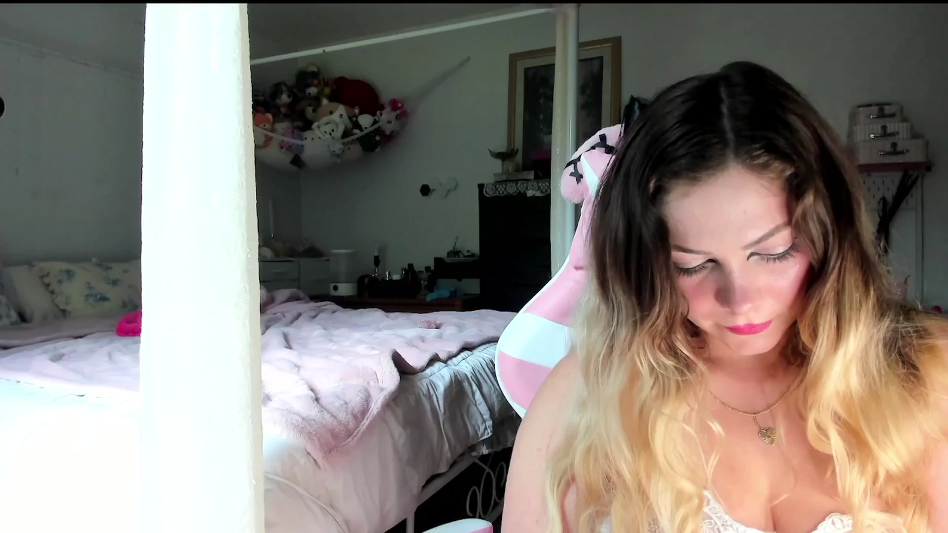 Gallery image thumbnail from lolypopbubble's myfreecams stream on, 08/06/2025, 19:00 image 11 of 20