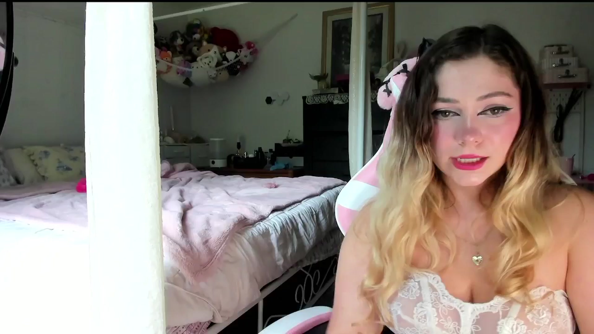 Gallery image thumbnail from lolypopbubble's myfreecams stream on, 08/06/2025, 19:00 image 6 of 20
