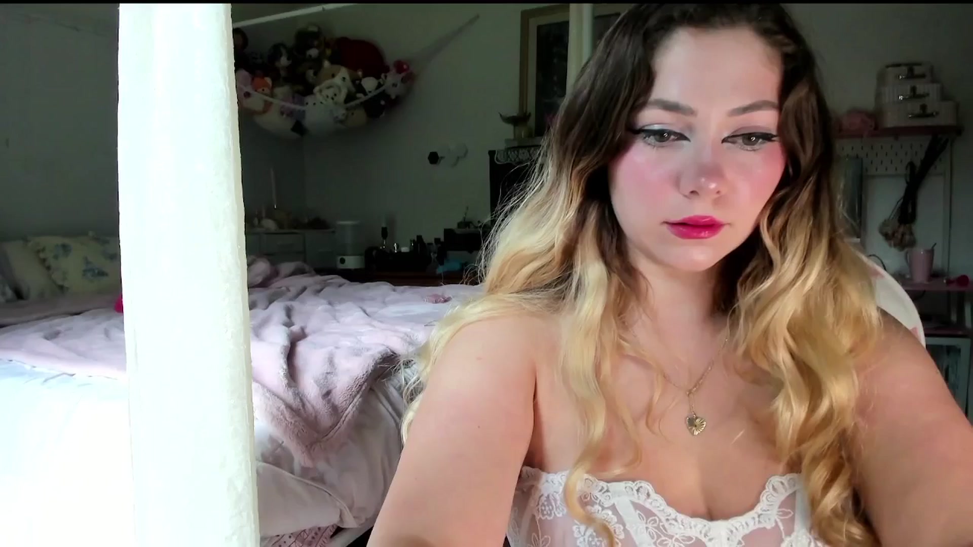 Gallery image thumbnail from lolypopbubble's myfreecams stream on, 08/06/2025, 19:00 image 3 of 20