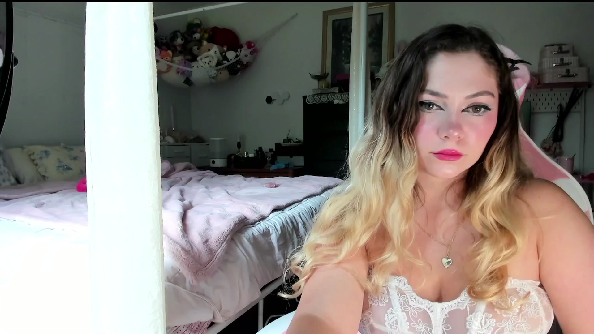 Gallery image thumbnail from lolypopbubble's myfreecams stream on, 08/06/2025, 19:00 image 7 of 20