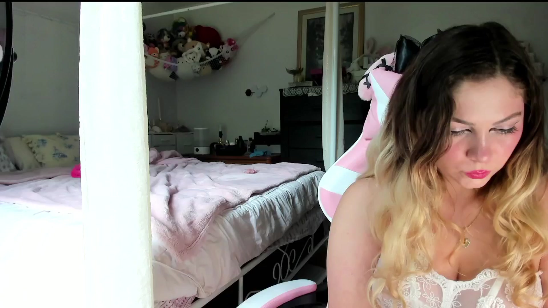 Gallery image thumbnail from lolypopbubble's myfreecams stream on, 08/06/2025, 19:00 image 5 of 20