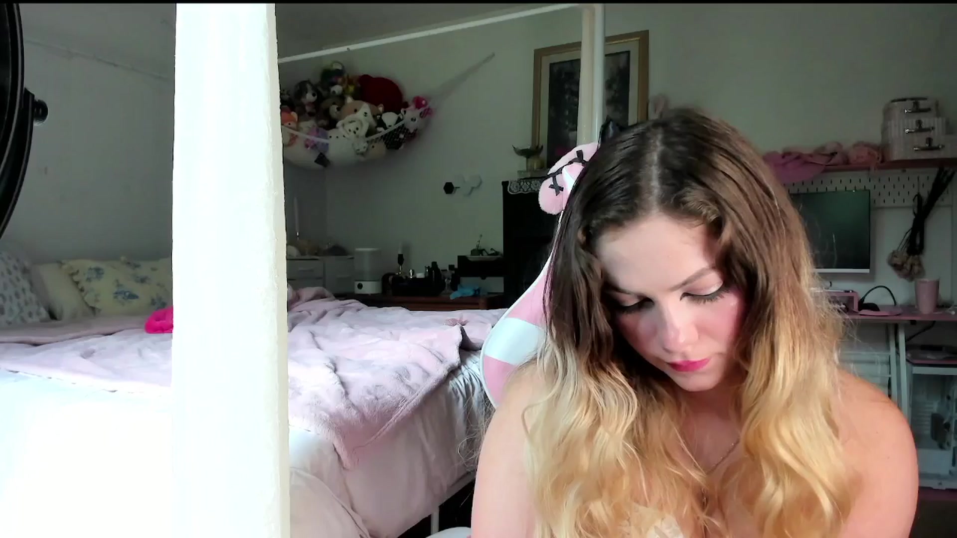 Gallery image thumbnail from lolypopbubble's myfreecams stream on, 08/06/2025, 19:00 image 18 of 20