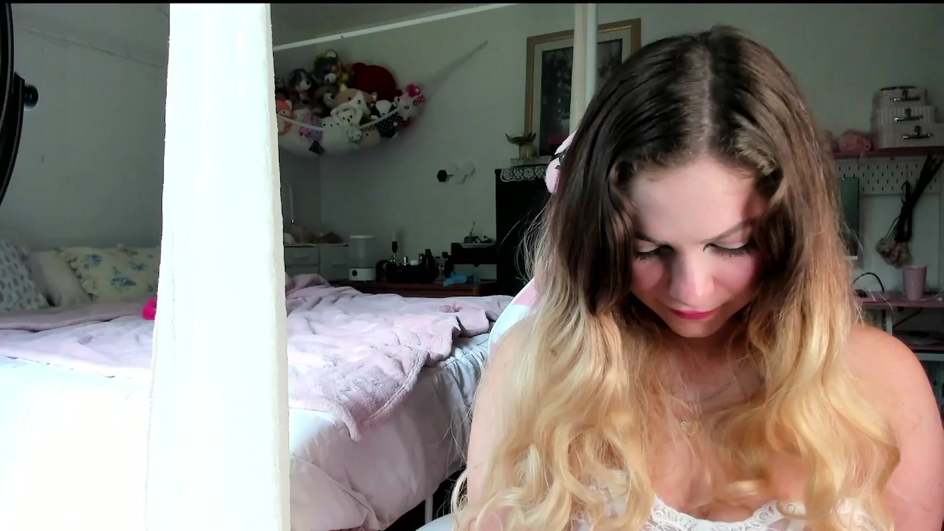 Gallery image thumbnail from lolypopbubble's myfreecams stream on, 08/06/2025, 19:00 image 20 of 20
