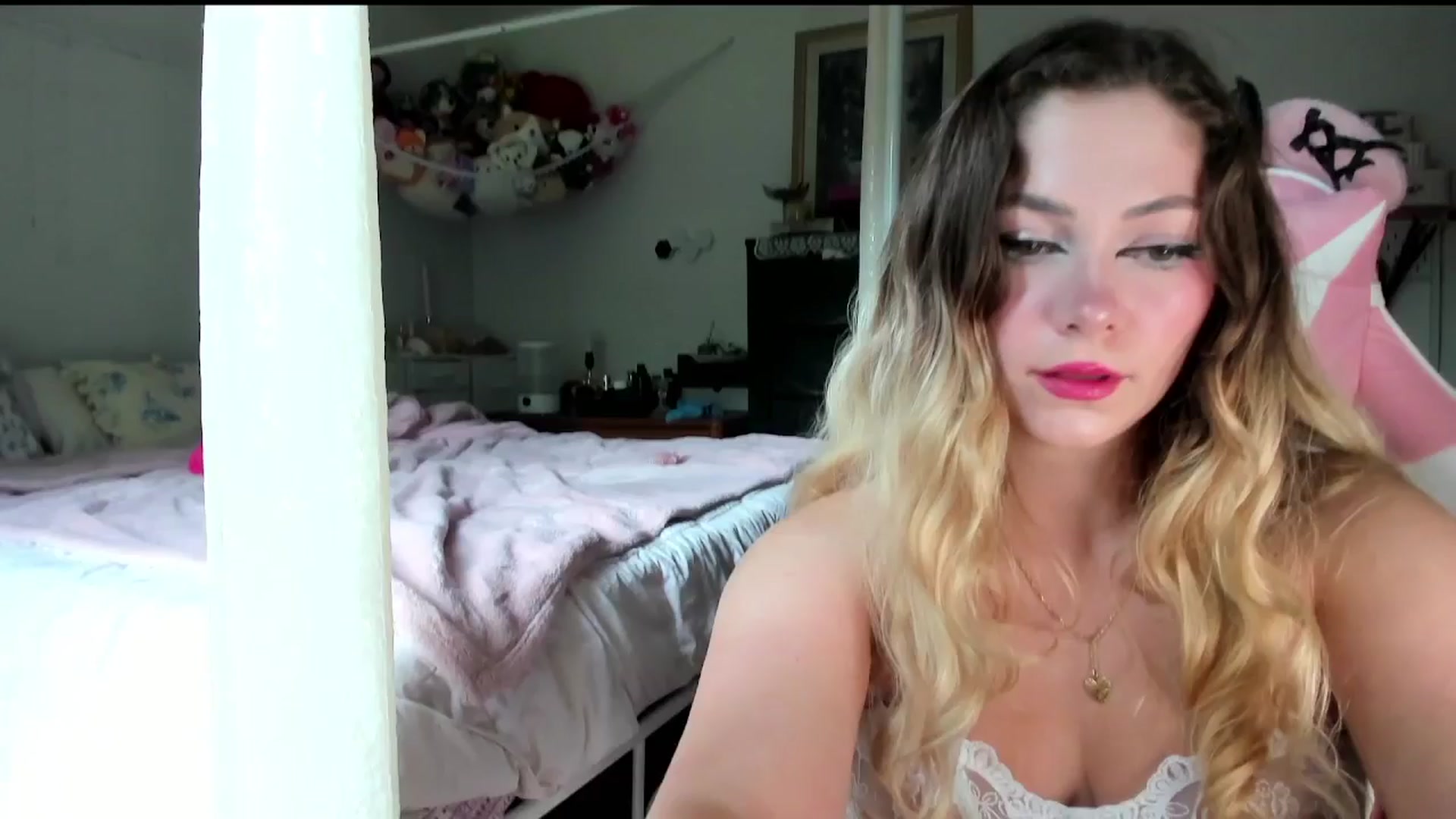 Gallery image thumbnail from lolypopbubble's myfreecams stream on, 08/06/2025, 19:00 image 2 of 20