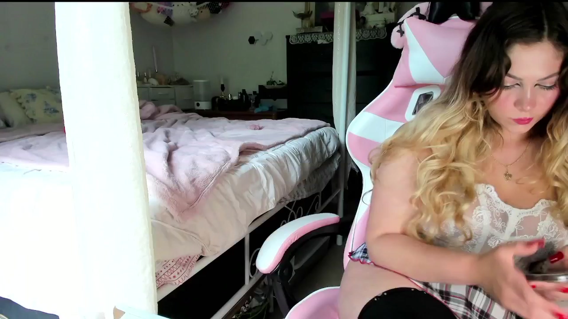 Gallery image thumbnail from lolypopbubble's myfreecams stream on, 08/06/2025, 19:00 image 9 of 20