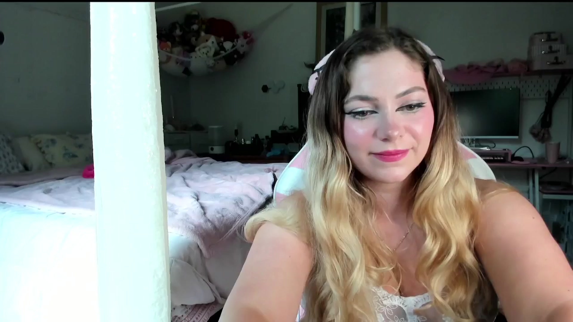 Gallery image thumbnail from lolypopbubble's myfreecams stream on, 08/06/2025, 19:00 image 14 of 20