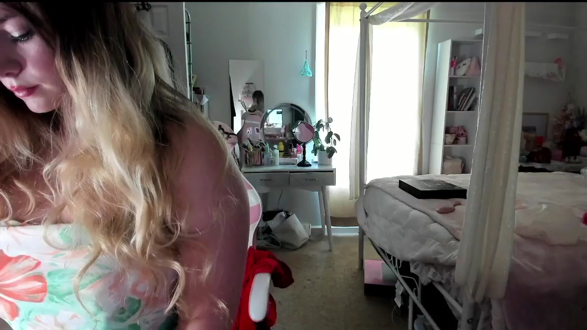 Gallery image thumbnail from lolypopbubble's myfreecams stream on, 08/07/2025, 17:32 image 15 of 20